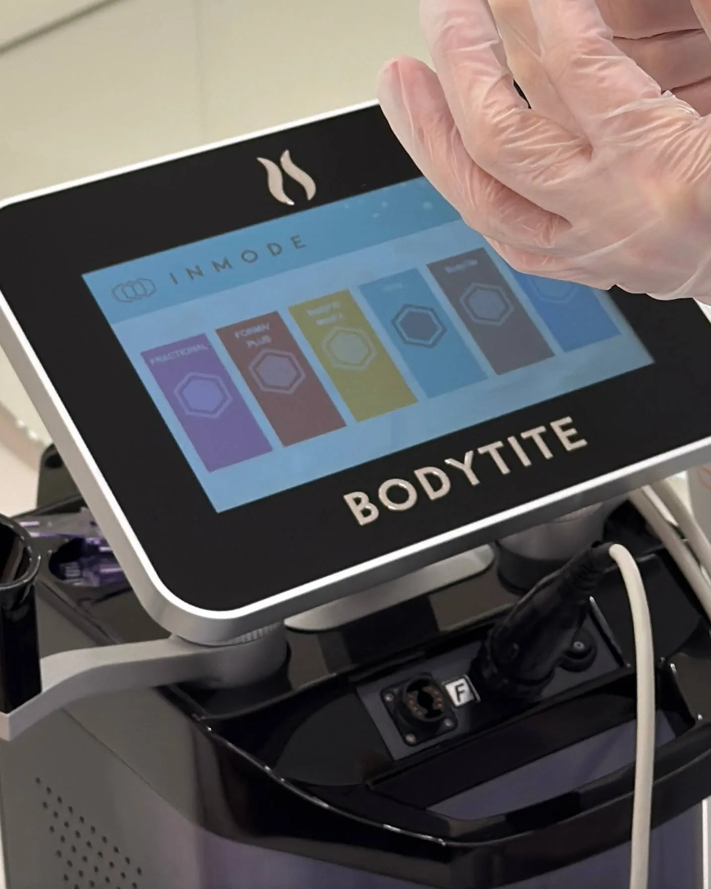 Stația InMode pe care se face BodyFX, în cabinetul clinicii