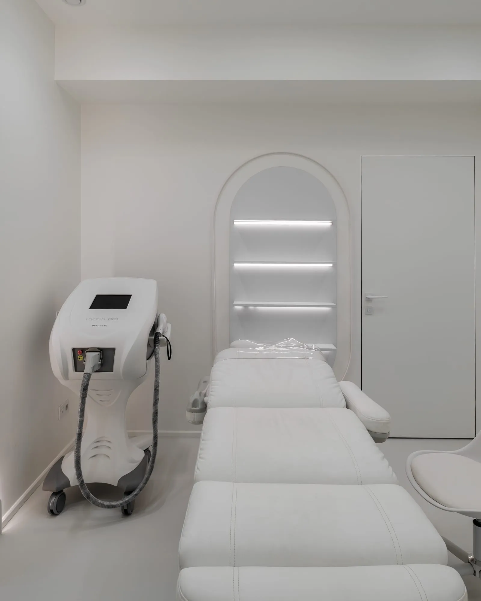 Cabinetul de epilare laser al clinicii, cu aparatul Elysion Pro lângă patul de proceduri