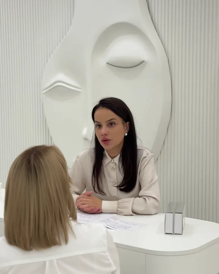 Medicul cu o pacientă, în cabinetul Lia Aesthetic Clinic