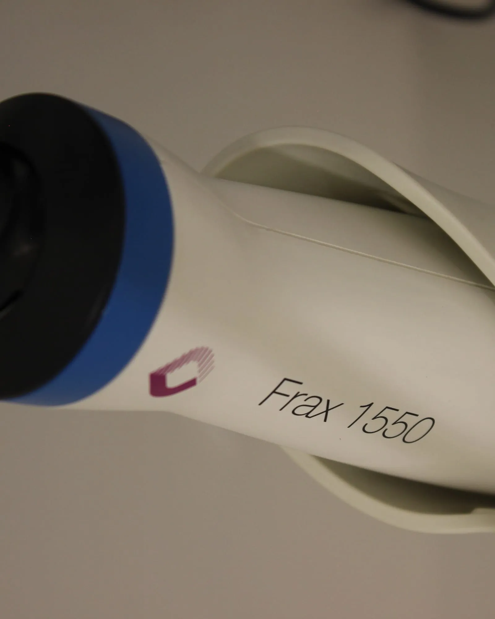 Aplicatorul Frax1550 al laserului fracționat, pe platforma Candela Nordlys