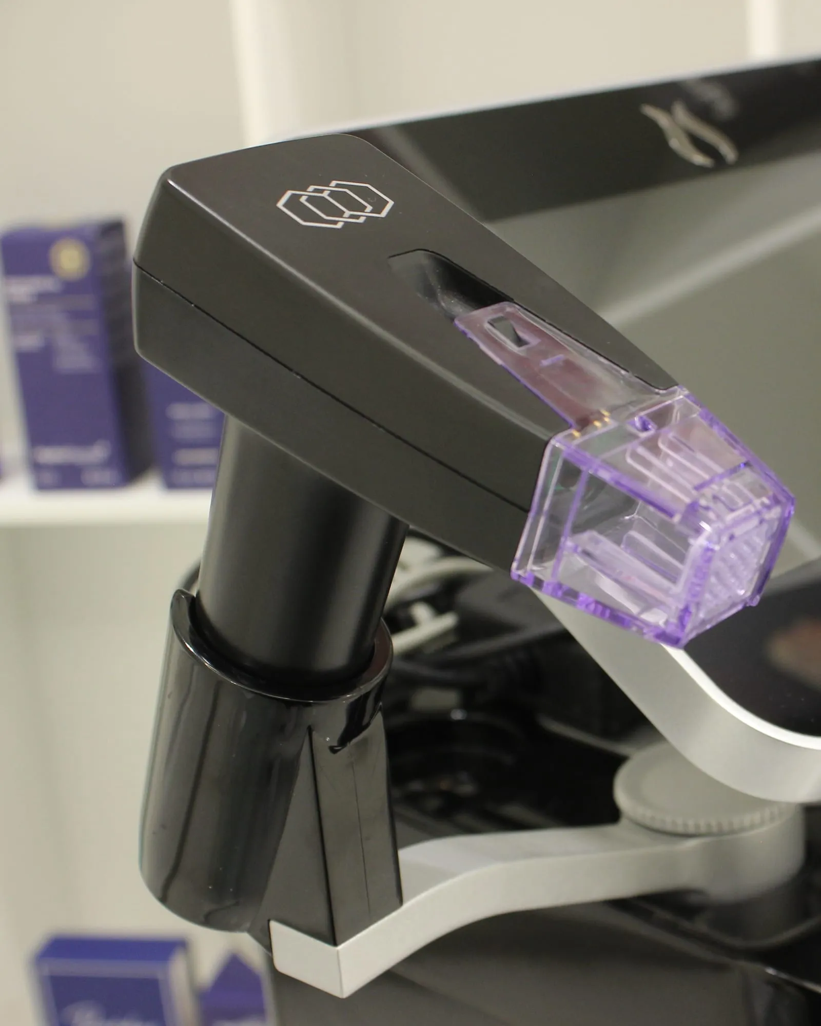 Aplicatorul Morpheus8, cu vârful cu microace