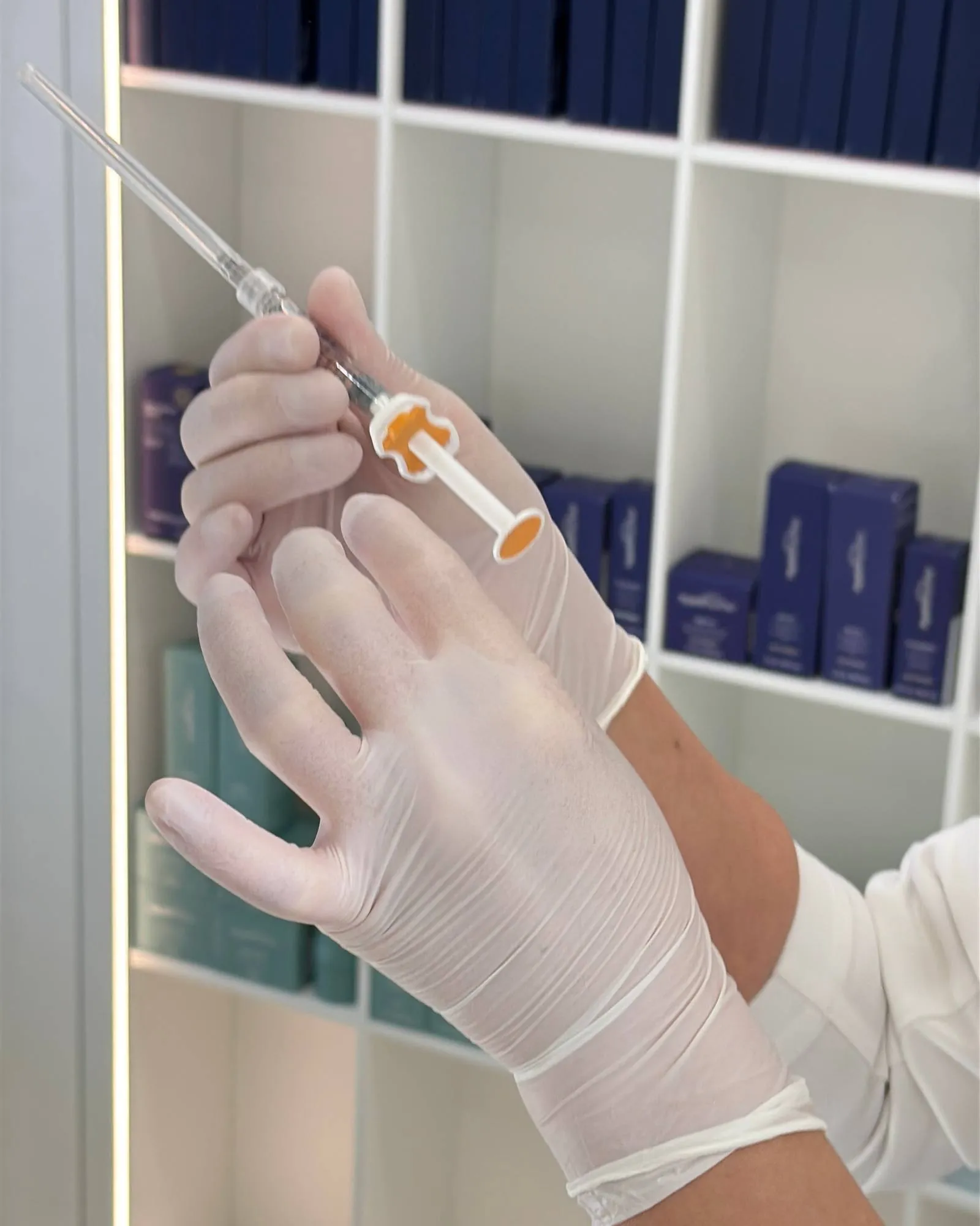 Seringa pregătită pentru injectare, în mâinile medicului